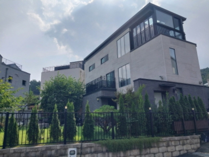 목록18 토지 위 건물 전경
