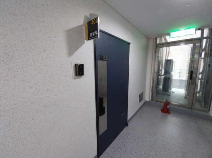 402호 입구