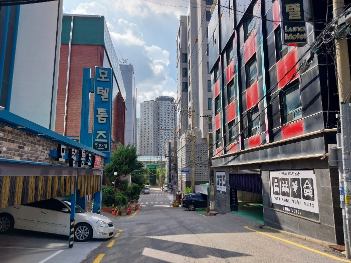 남측 도로 및 주위환경