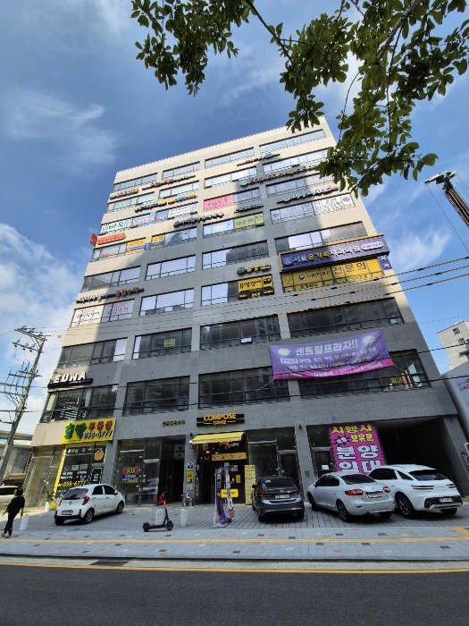본건 소재 건물 전경 (전면부)