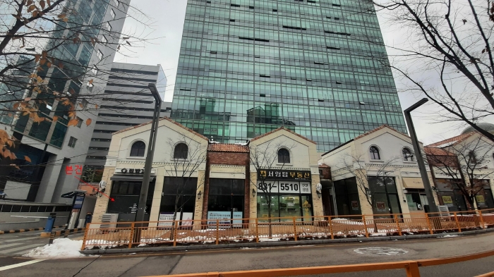 <본건 건물, 남측 촬영>