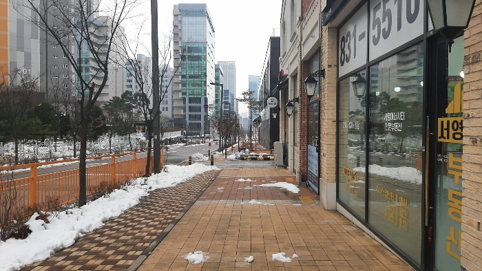 <본건 주위환경, 동측 촬영>