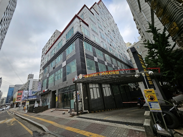 오피스텔건물 남측전경 및 주차장출입구