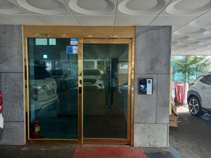 본건동 주 출입구 전경
