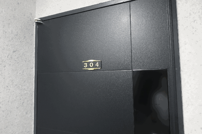 304호 현관문
