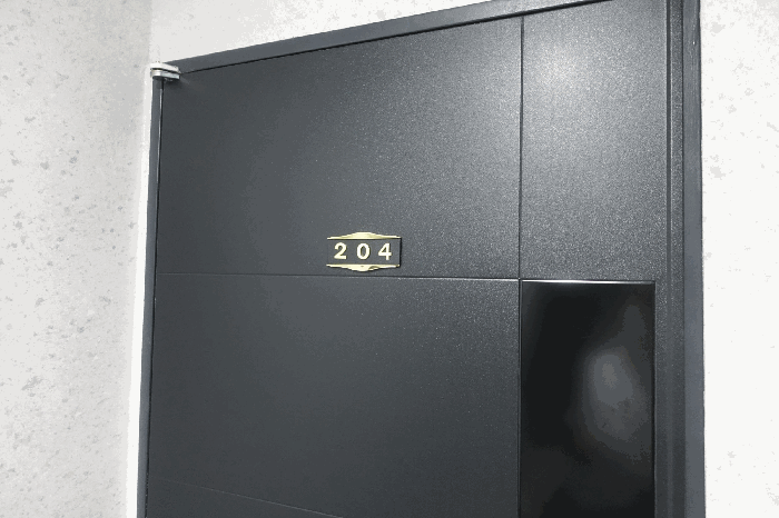 204호 현관문