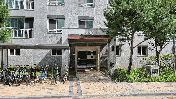 본건 공동현관 전경