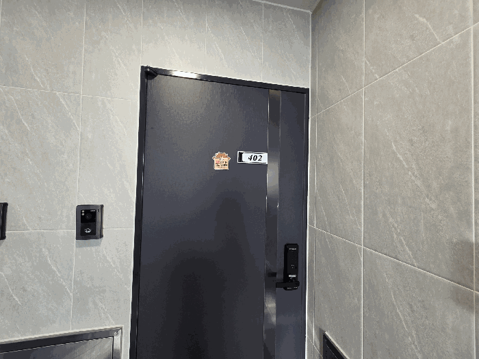 402호 현관문