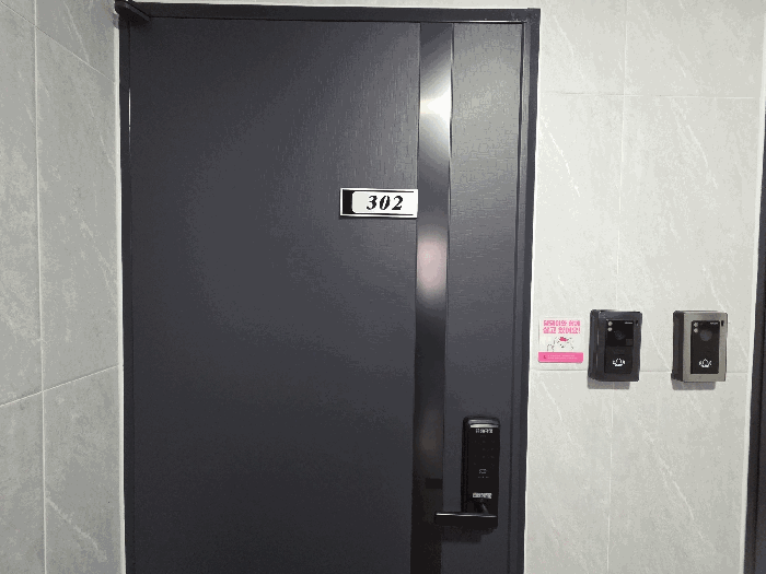 302호 현관문