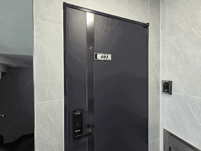 401호 현관문