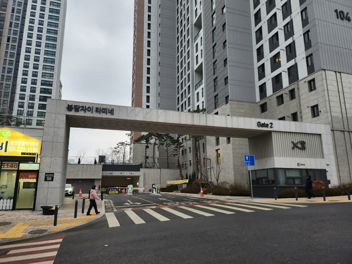 본건 아파트단지 출입구 전경