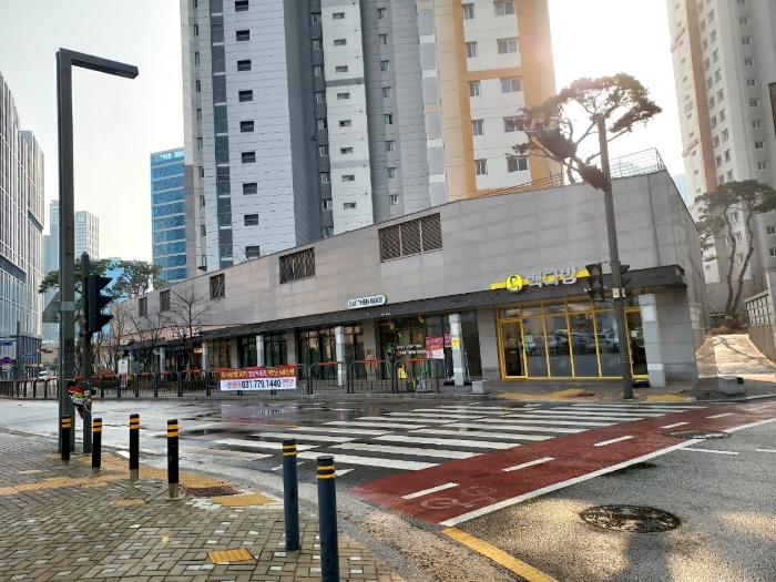 대상 구분건물(판매시설동) 1층 및 주변전경