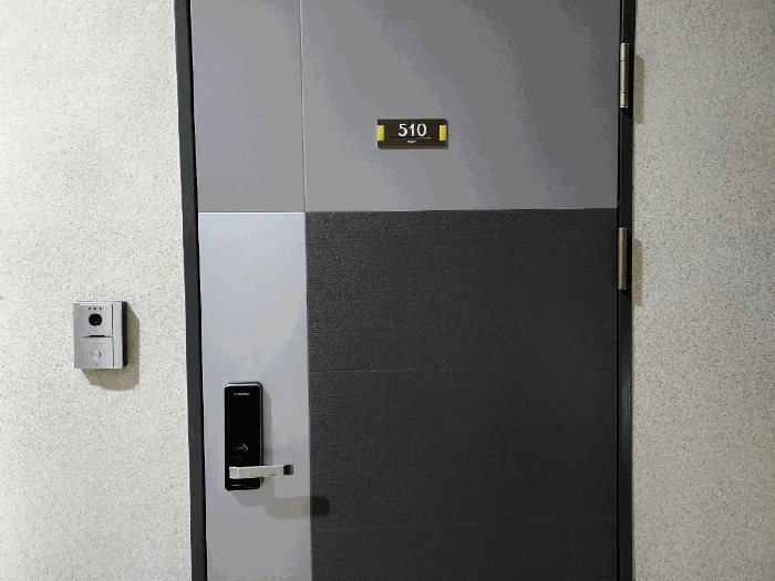 본건 5층 510호 현관문