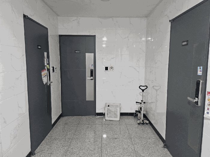 401-403호 현관출입구