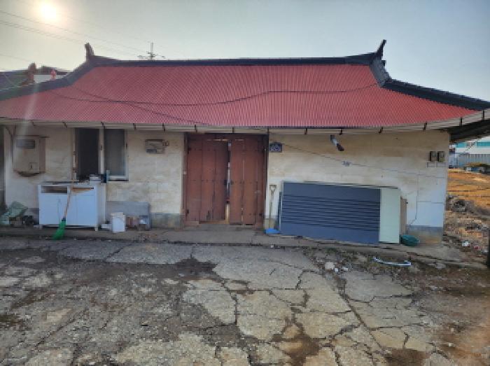 해당 임야 지상의 주택 출입문