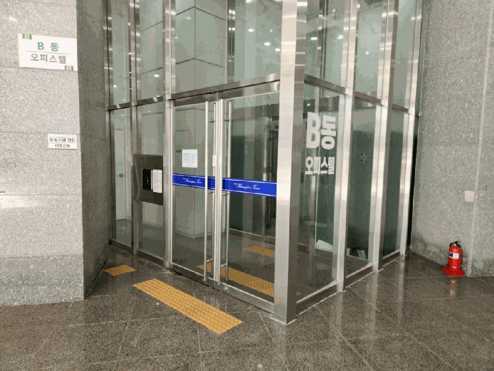 로비층 공동 출입구