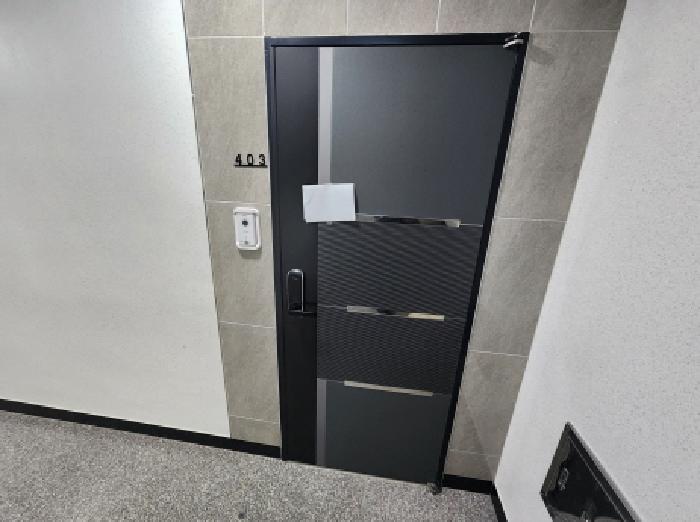 403호 출입문