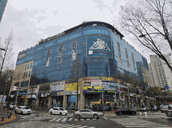 건물 전면부 전경