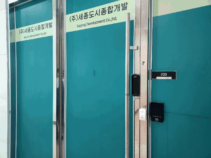 본건 2층 233호 출입구