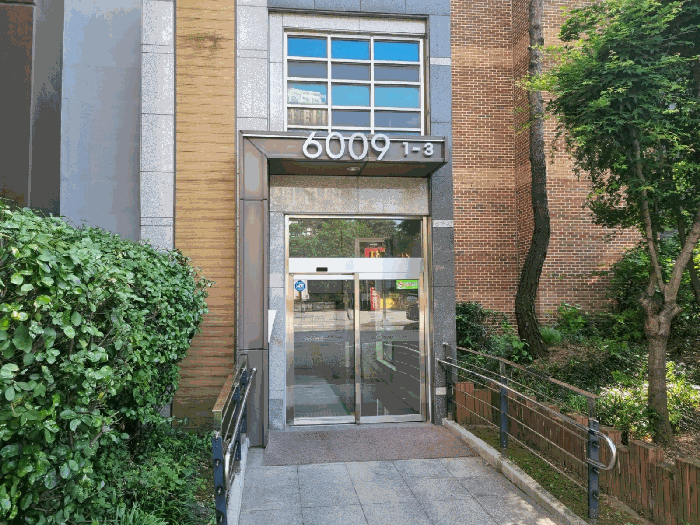 본건 광교센트럴뷰 6009동 1층 출입구