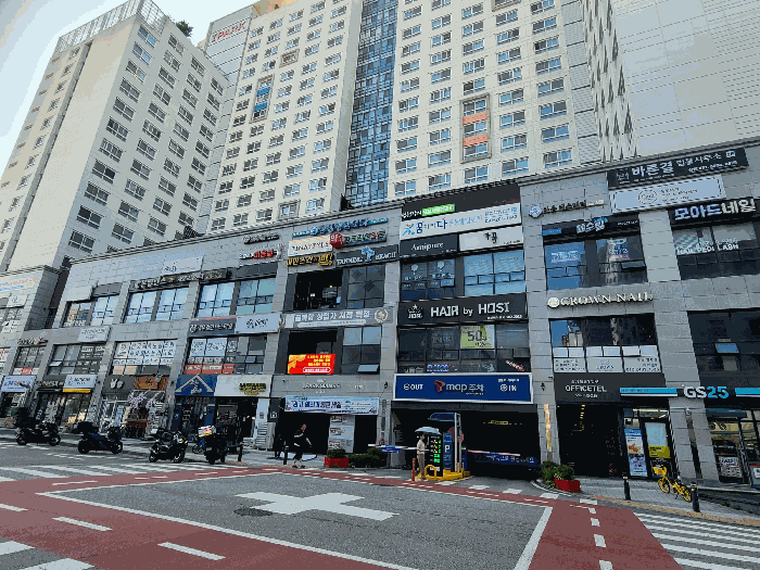건물 전경 및 주차장 출입구