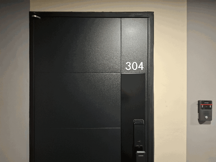 304호 현관문