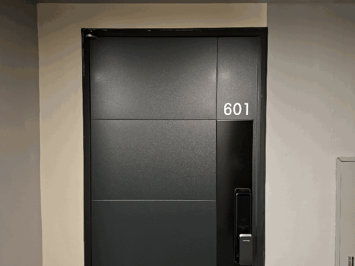 601호 현관문
