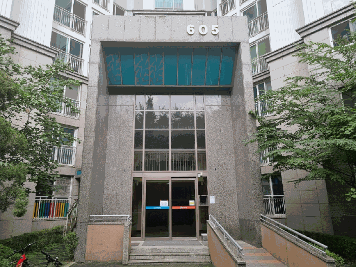 본건 동탄나루마을 한화꿈에그린 우림필유 605동 27층 1층 출입구