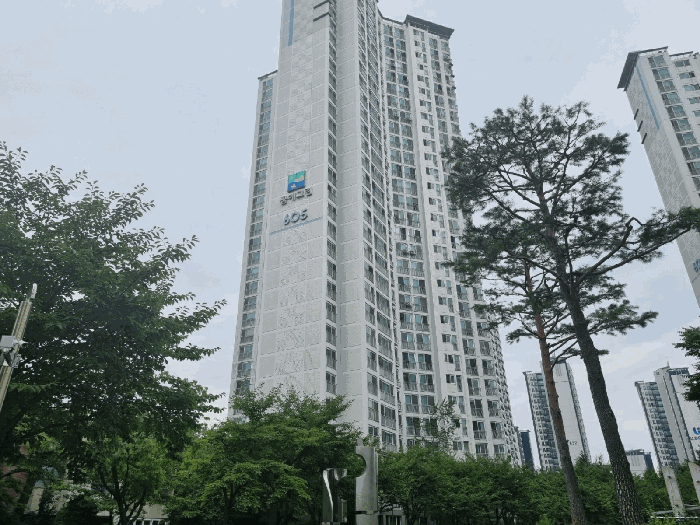 본건 남서측에서 촬영