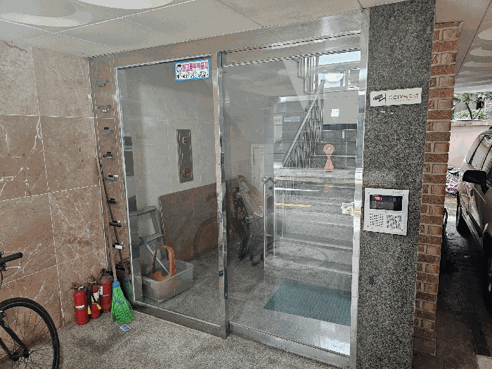 본건 1층 출입구