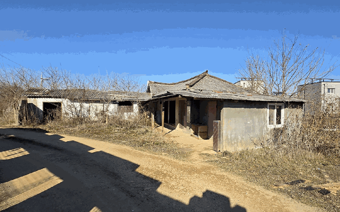 8. 본건 지상의 평가외 제시외 건물