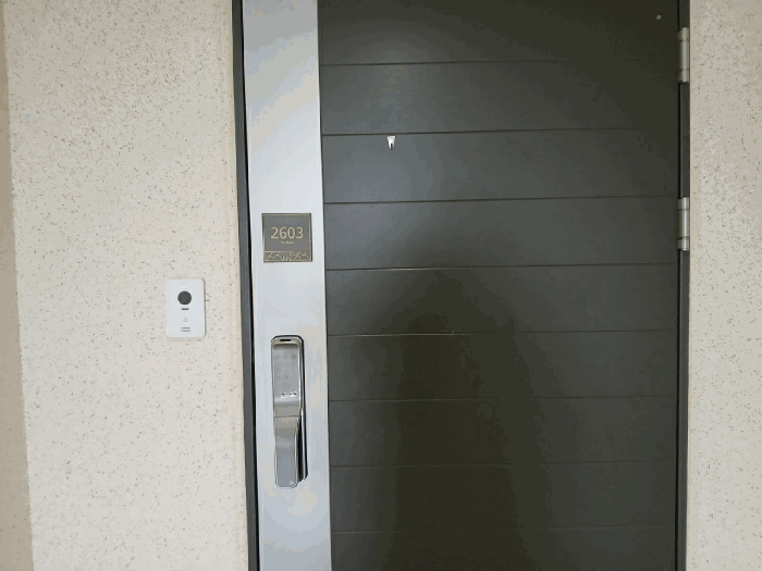 본건 2504동 2603호 현관문