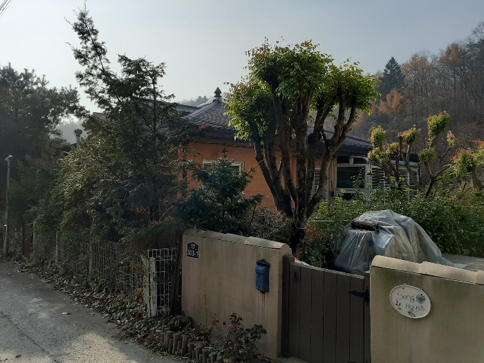 기호(5) 건물의 북측에서 촬영