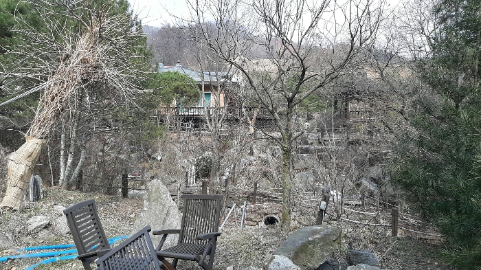 기호(5)건물의 남서측 하천 건너편에서 촬영