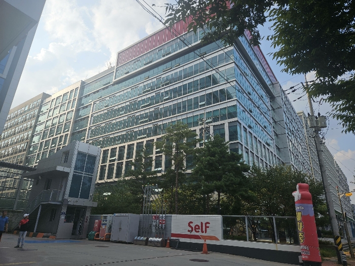 본건 에스케이 브이1 센터 외형(남동측에서 촬영)