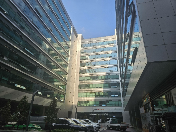 본건 에스케이 브이1 센터 사무동 모습(동측에서 촬영)