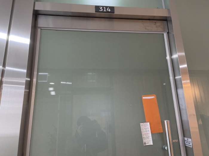 314호 출입문