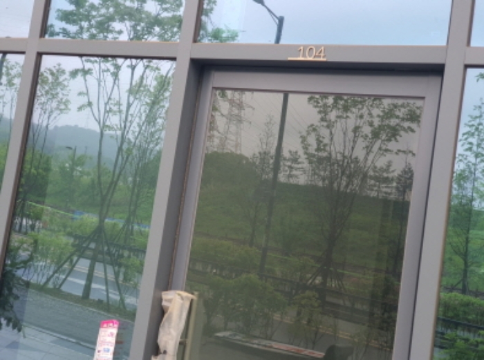 1층 104호 출입문