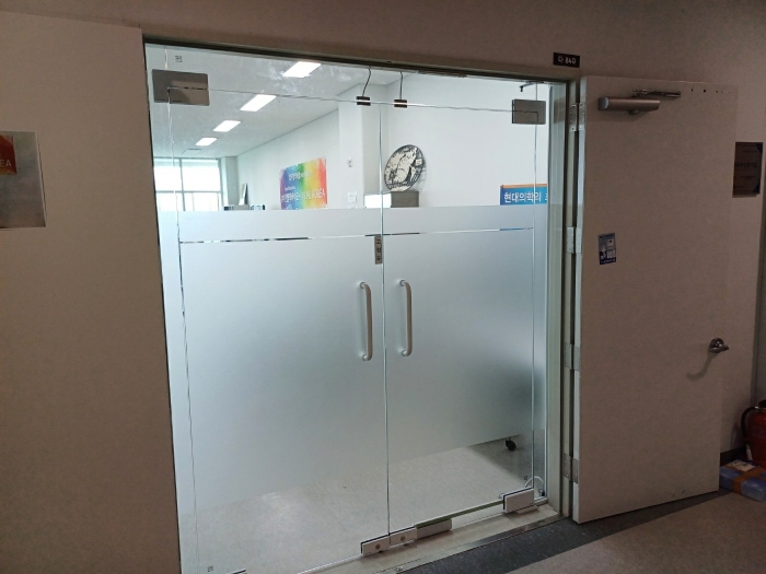 본건 출입구