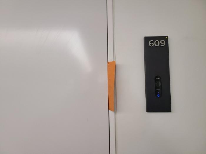 609호 출입문