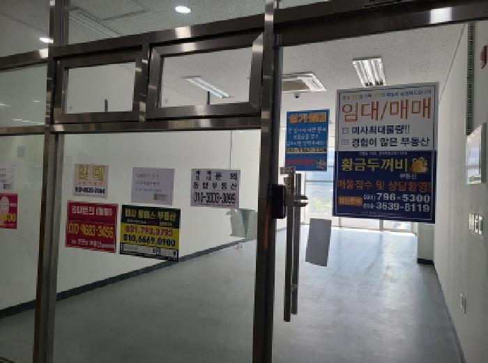 209호 출입문