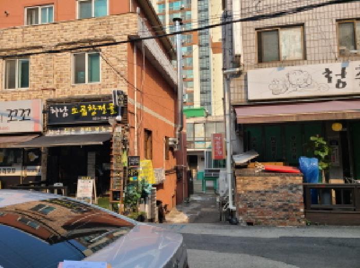 22번지 건물(좌측)과 18번지 건물(우측) 사이 골목길 전경