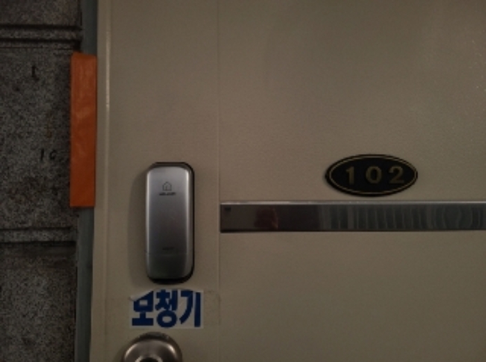 102호 출입문