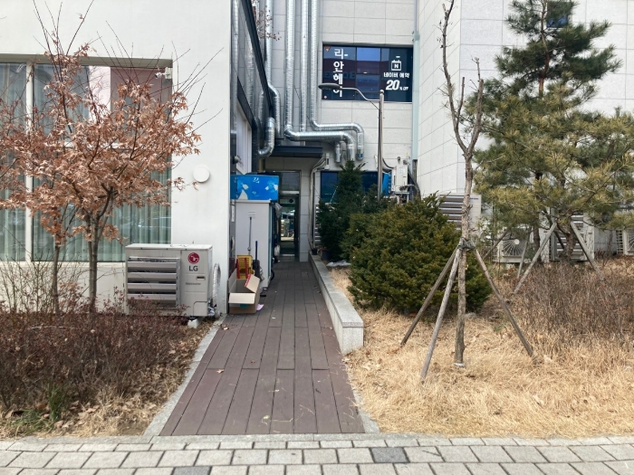 건물 동측 출입구 전경