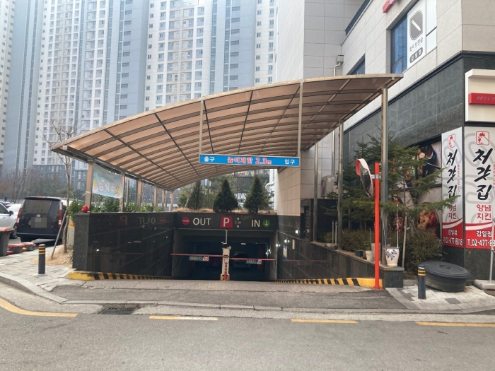 주차장 출입구 전경