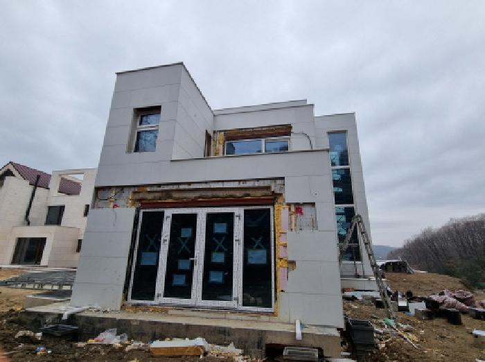 목록 1. 토지 위에 신축 중인 건물 전경