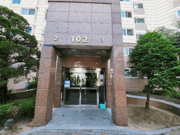 본건 102동 2,3라인 주출입구 전경