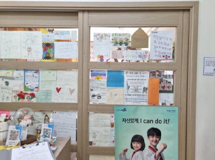 402호 출입문