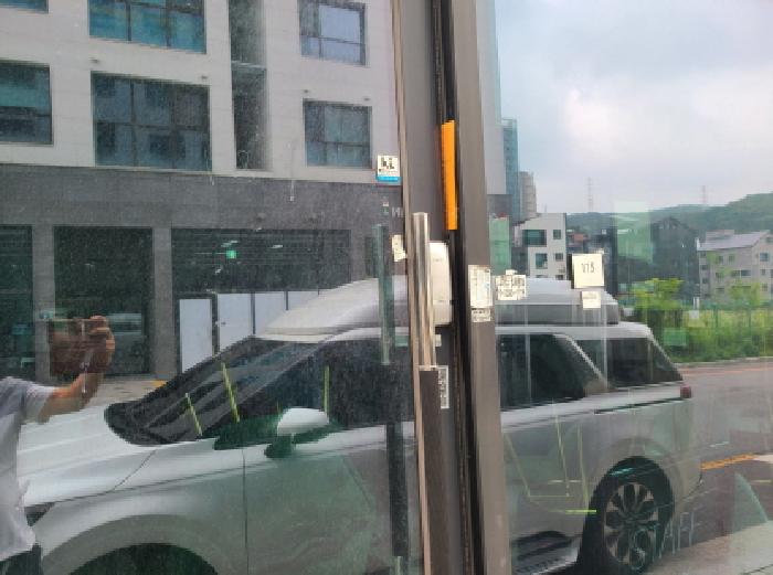 115호실 출입문