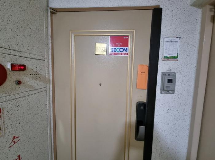 302호 출입문
